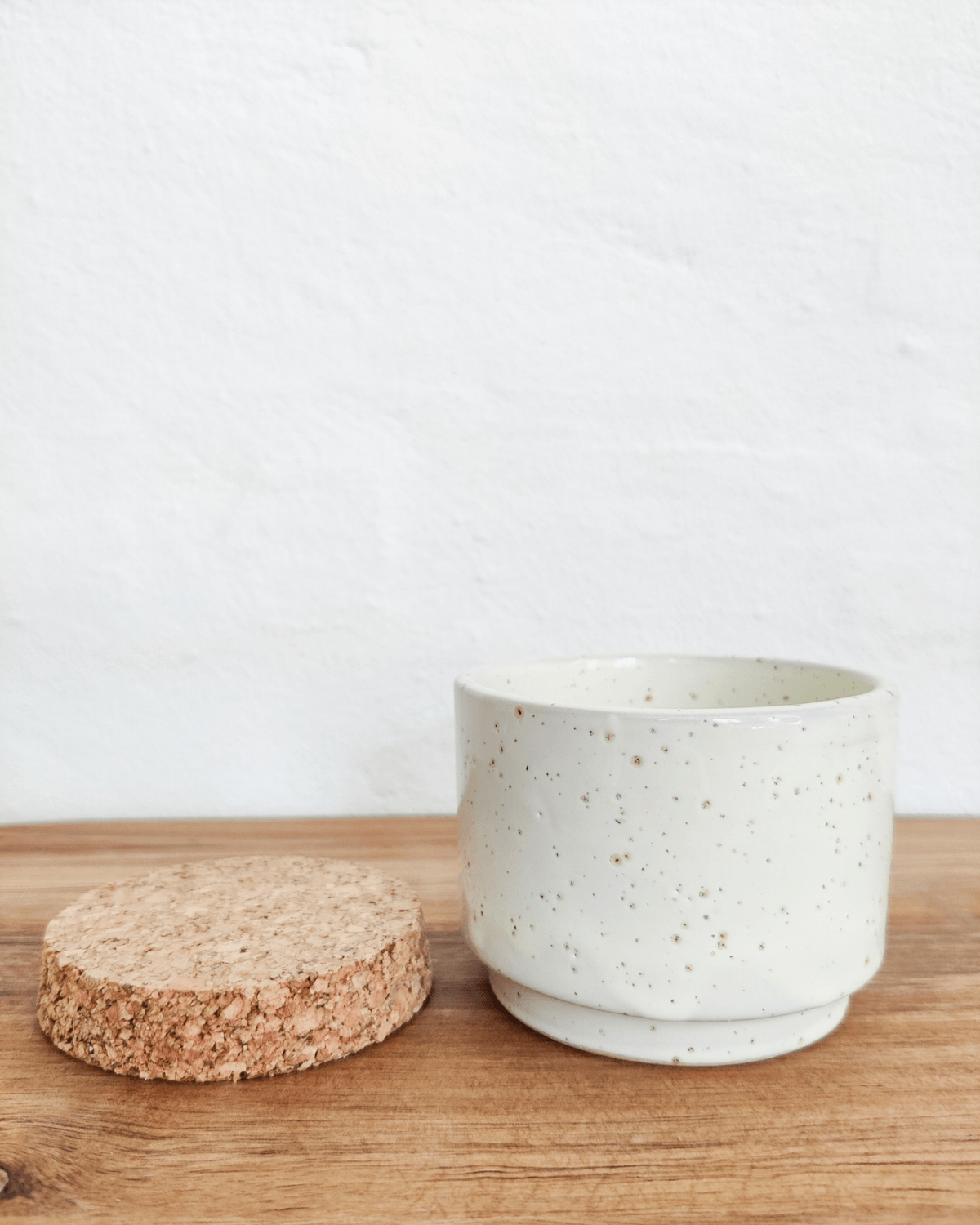 Hvid keramik krukke med låg i farven fløde fra la gabbianella   