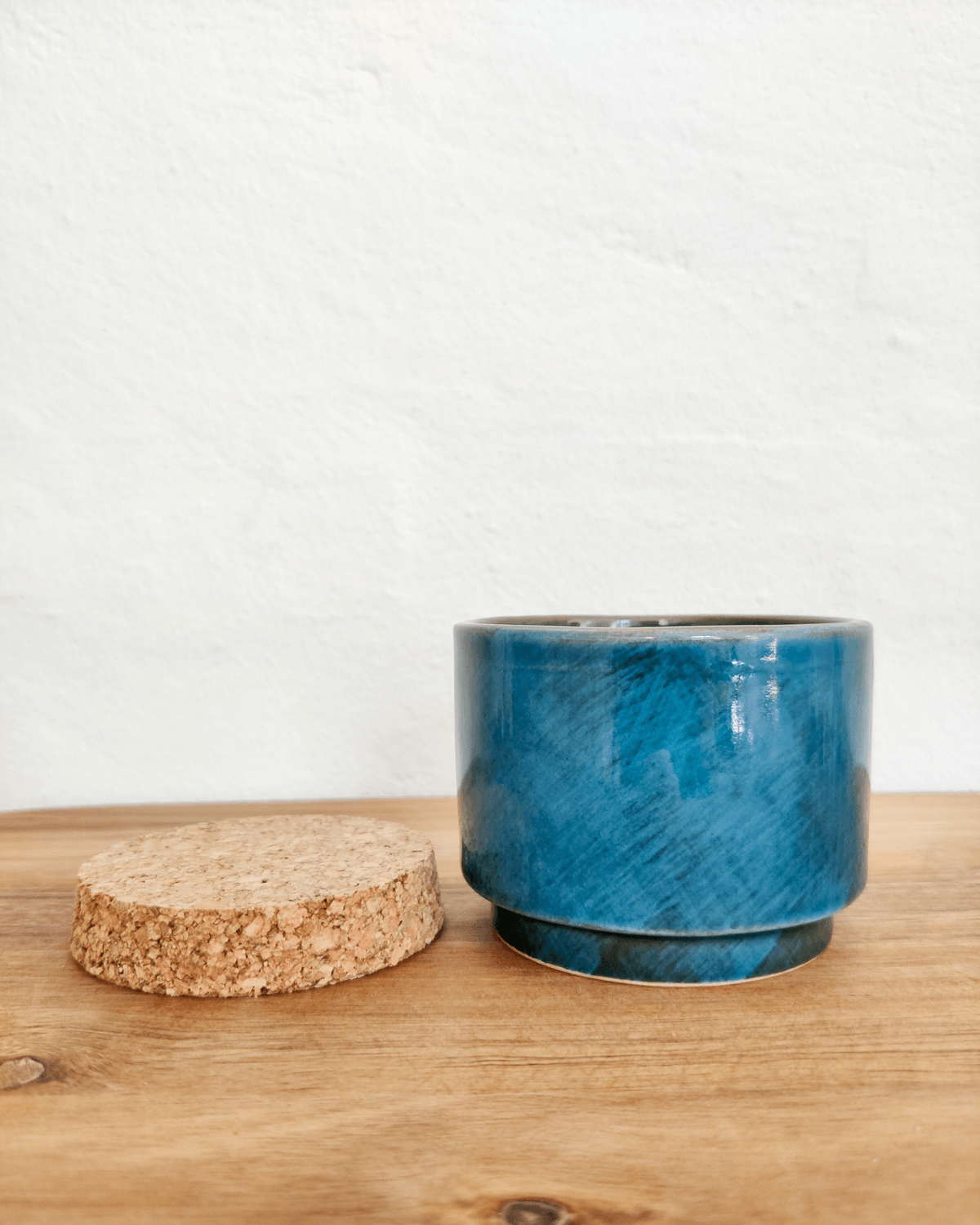 Mørkeblå keramik krukke med struktur og fint kork låg til køkkenet fra la gabbianella