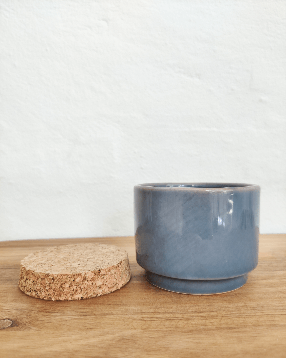 la gabbianella keramik krukke i støvet blå med tilhørende kork låg