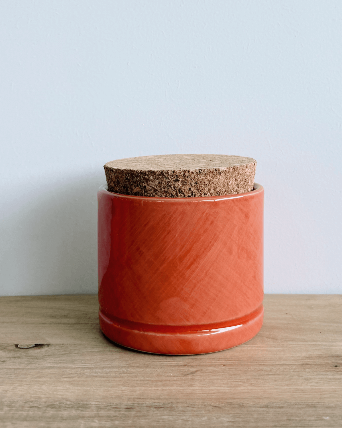 Krukke med låg italiensk keramik i dyb orange farve