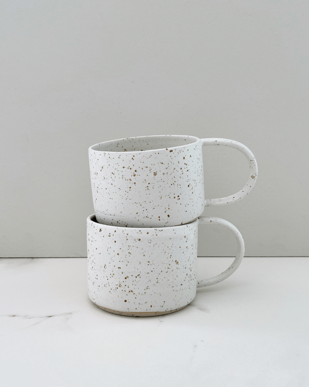 Krus, Spots, Håndlavet keramik, Hvid, Måne Ceramics Studio