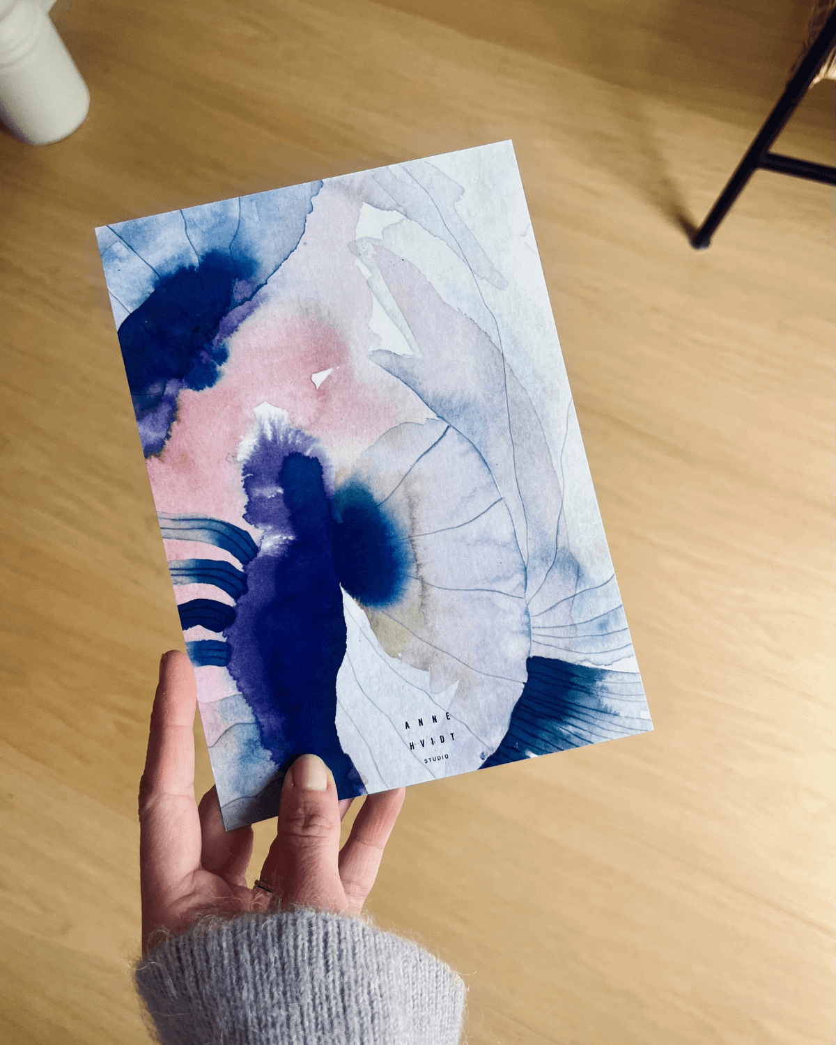 Abstrakt A5 kunstkort med akvarel i blå og rosa nuancer.