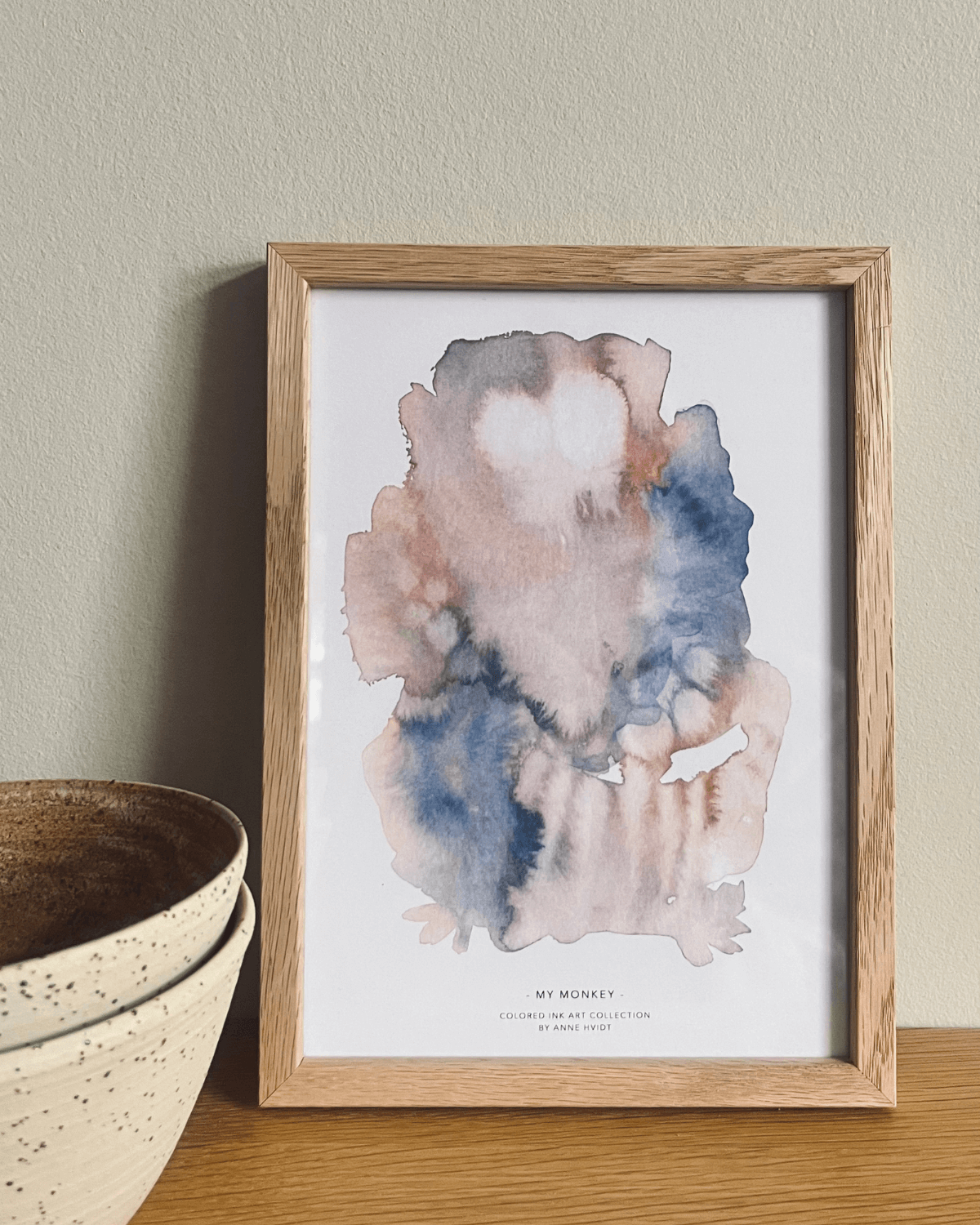 kunstkort -My monkey i blå og rosa nuancer sat i egetræsramme