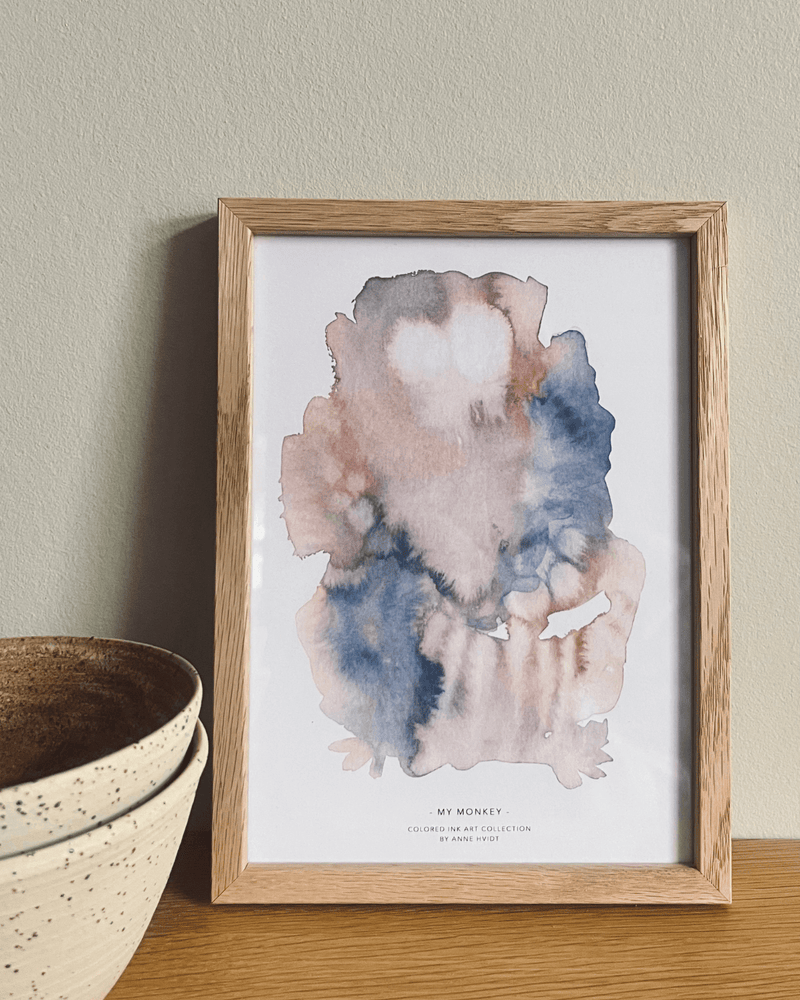 kunstkort -My monkey i blå og rosa nuancer sat i egetræsramme
