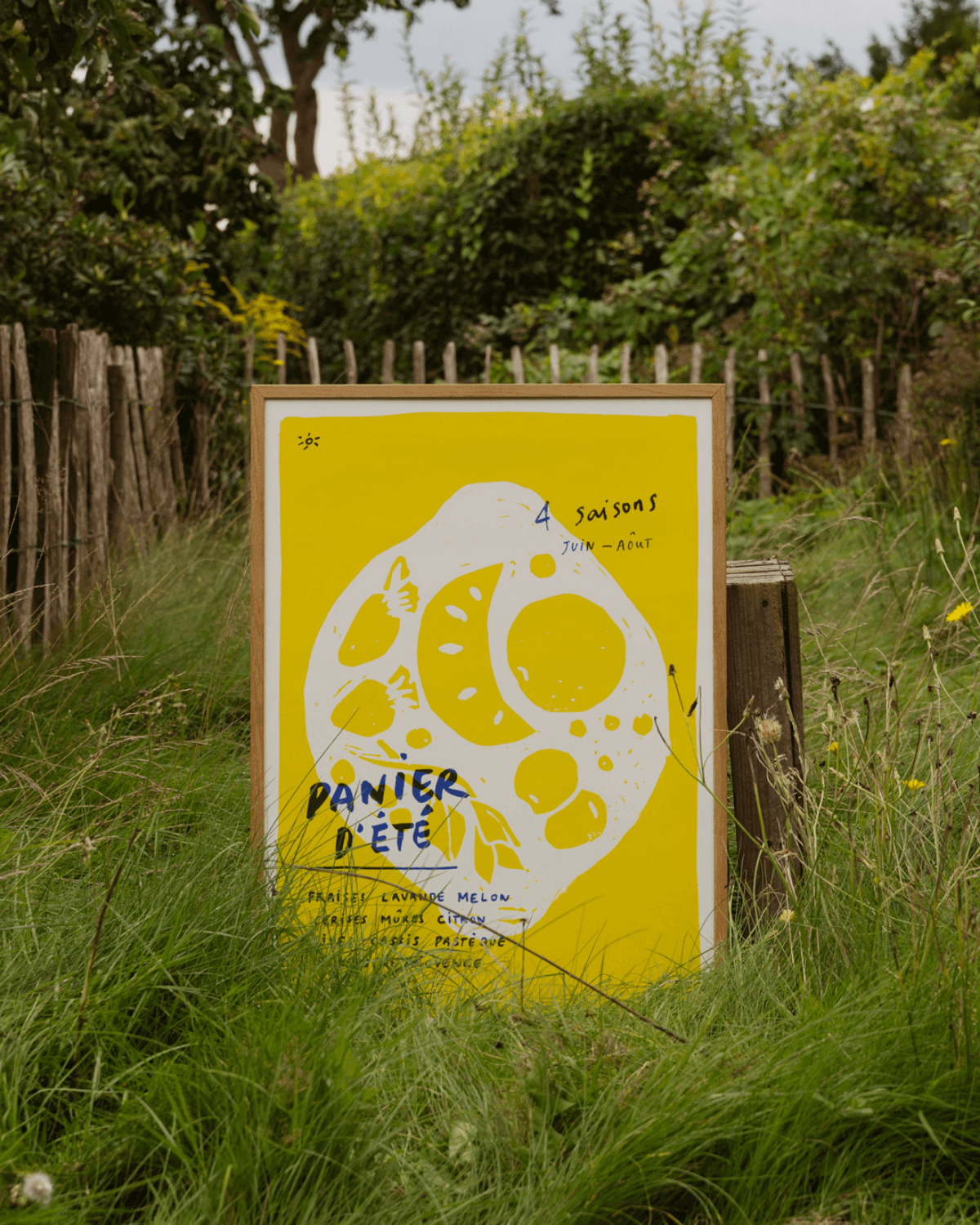 Moderne kunsttryk fra The Poster Club med sommerlige nuancer i gul og blå