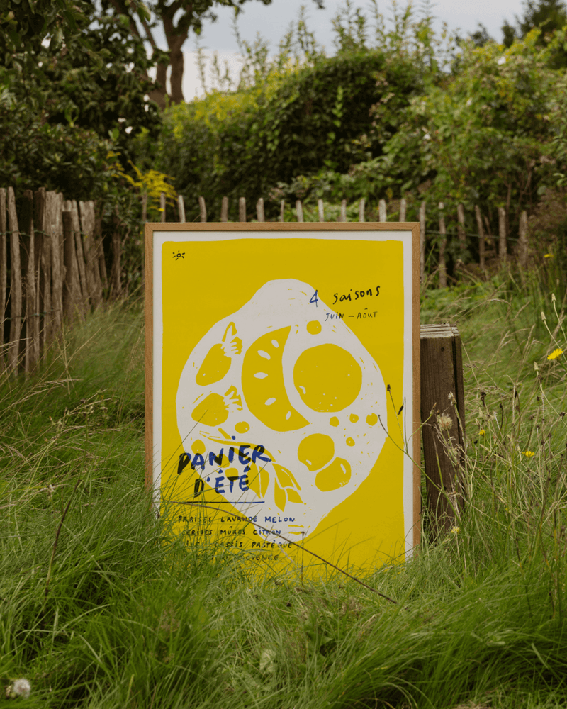 Moderne kunsttryk fra The Poster Club med sommerlige nuancer i gul og blå