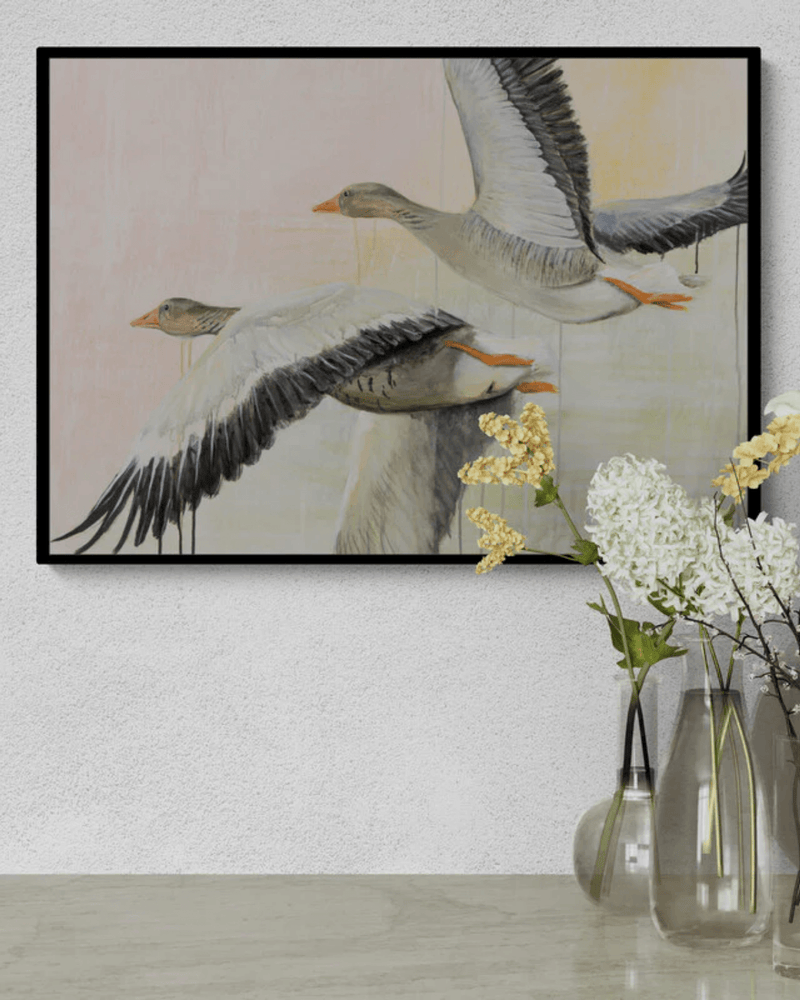 Kunsttryk med flyvende gæs på en malerisk pastelfarvede baggrund. 