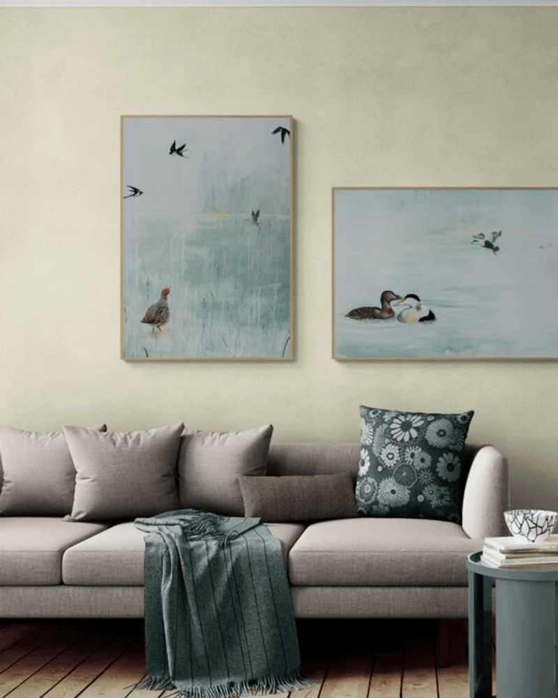 Stue med kunsttryk af fugle på væggen 