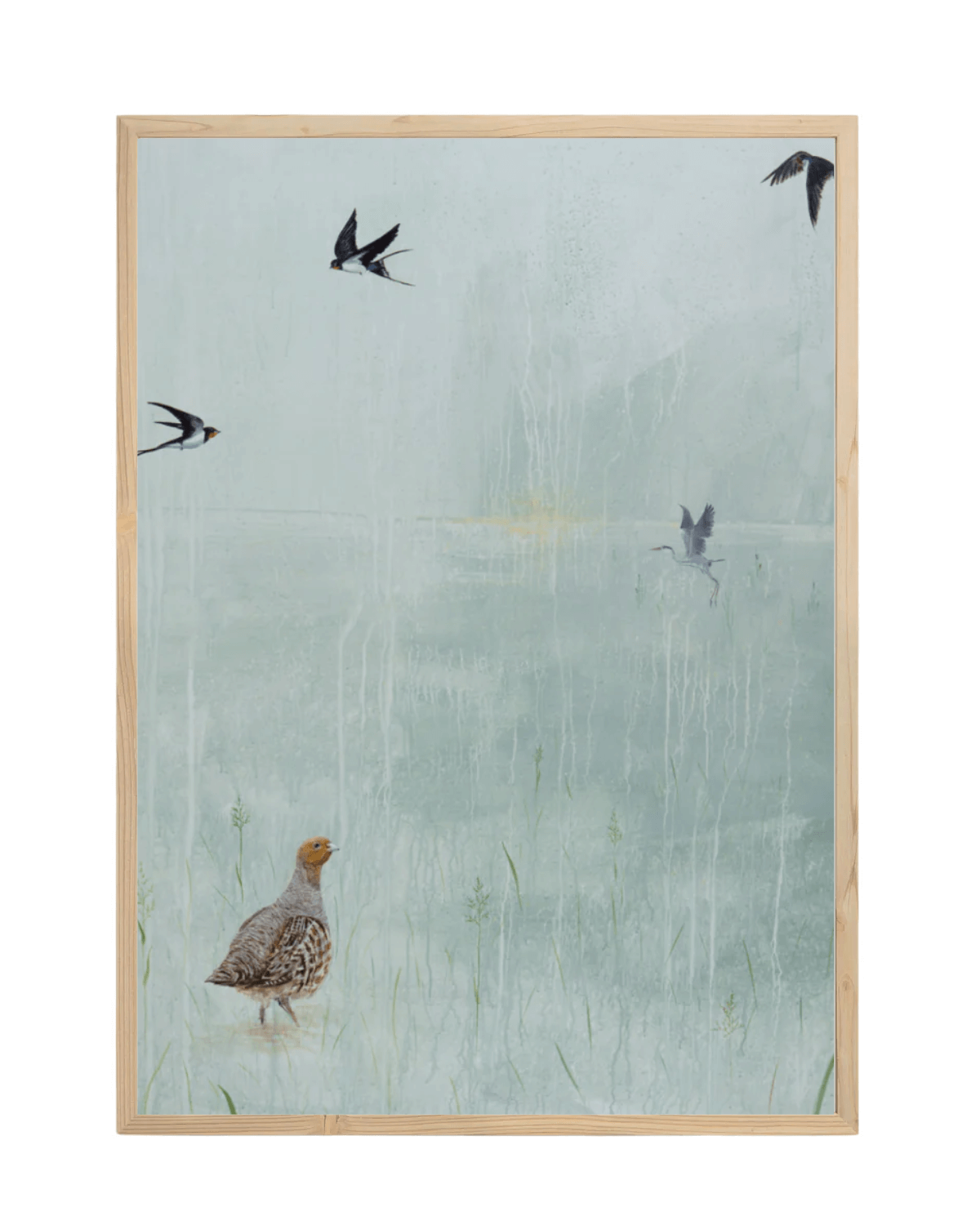 Kunsttryk i lyseblå farver med svaler, en fasan og en hejre på i egetræsramme