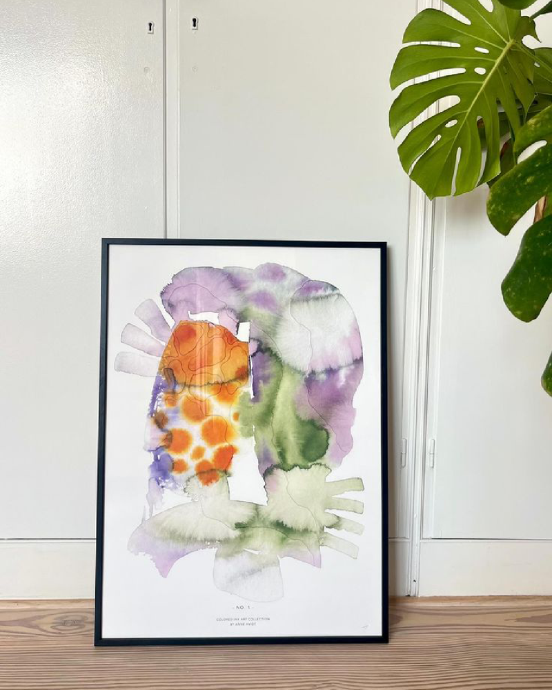 Plakat med orange, lilla og grønne nuancer der smelter sammen i en abstrakt legesyg form, indrammet og perfekt i hjemmet hvor man ønsker at tilføje lidt farve på væggen.