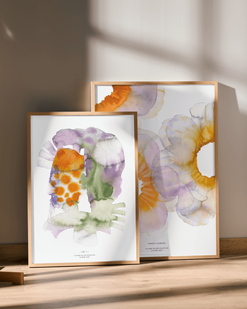 Plakat Paper Flowers med abstrakte lette vandfarve blomster i orange og lilla i str 50x70 cm. Indrammet i nordisk varmt hjem.