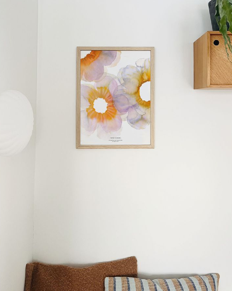 Plakaten paper flowers med svævende abstrakte blomster i lilla og orange farver malet med vandfarve af Anne Hvidt
