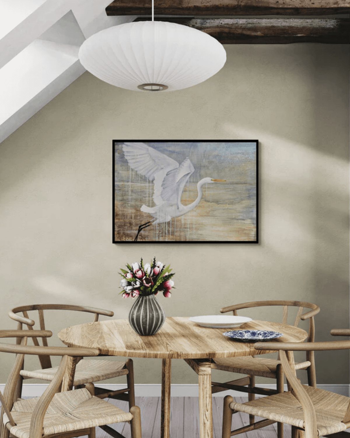 Spisestue med stort kunsttryk af en sølvhejre på vej til at lette ud over vandet.