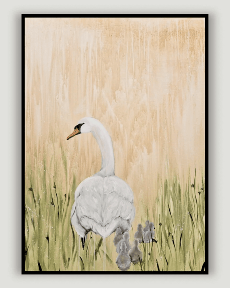 Svanemor med sine ællinger på tur gennem højt lysegrønt græs. med en lys orange baggrund.