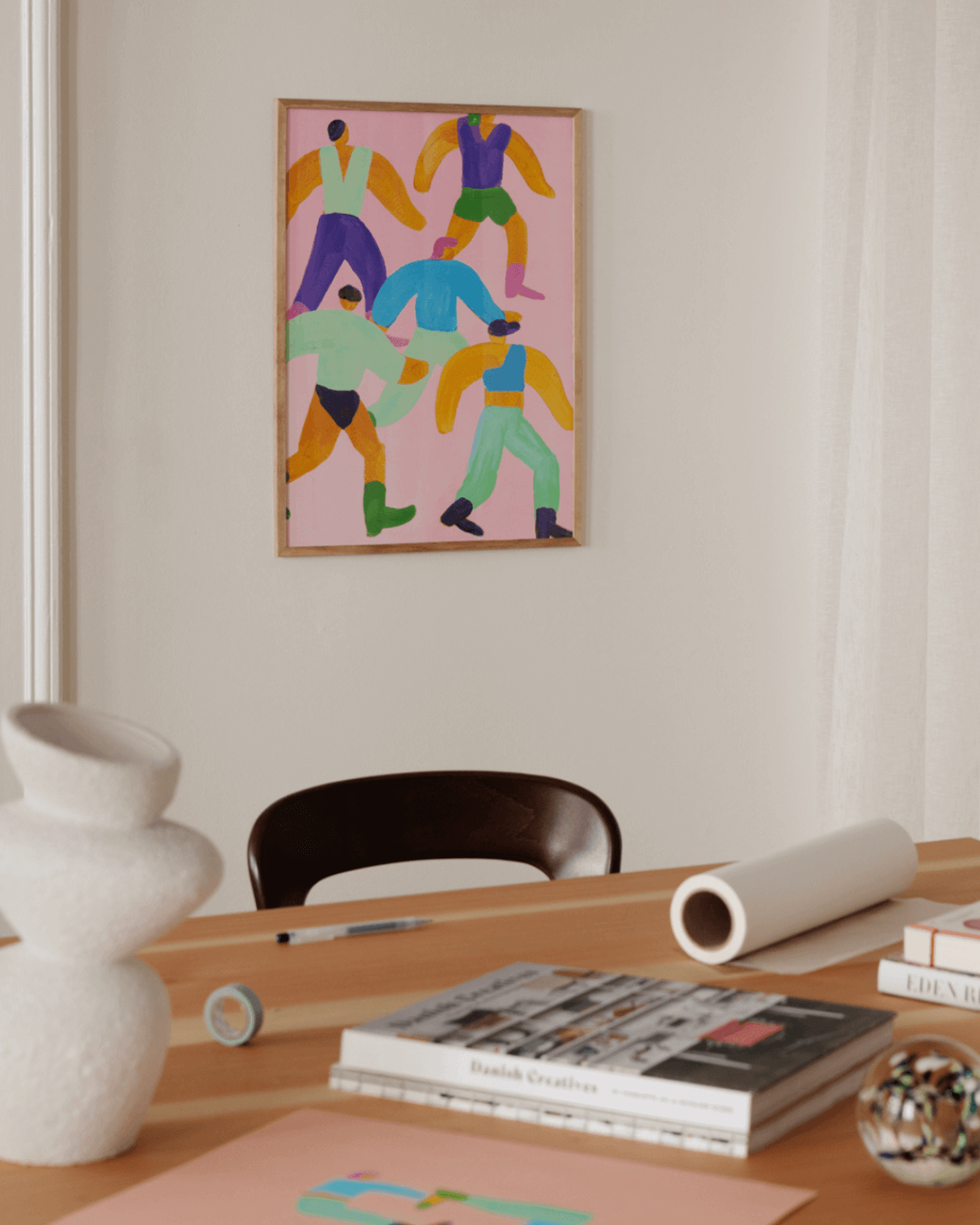 Kunsttryk i smukke mættede farver af Lise Uhrskov, på spisestuevæg