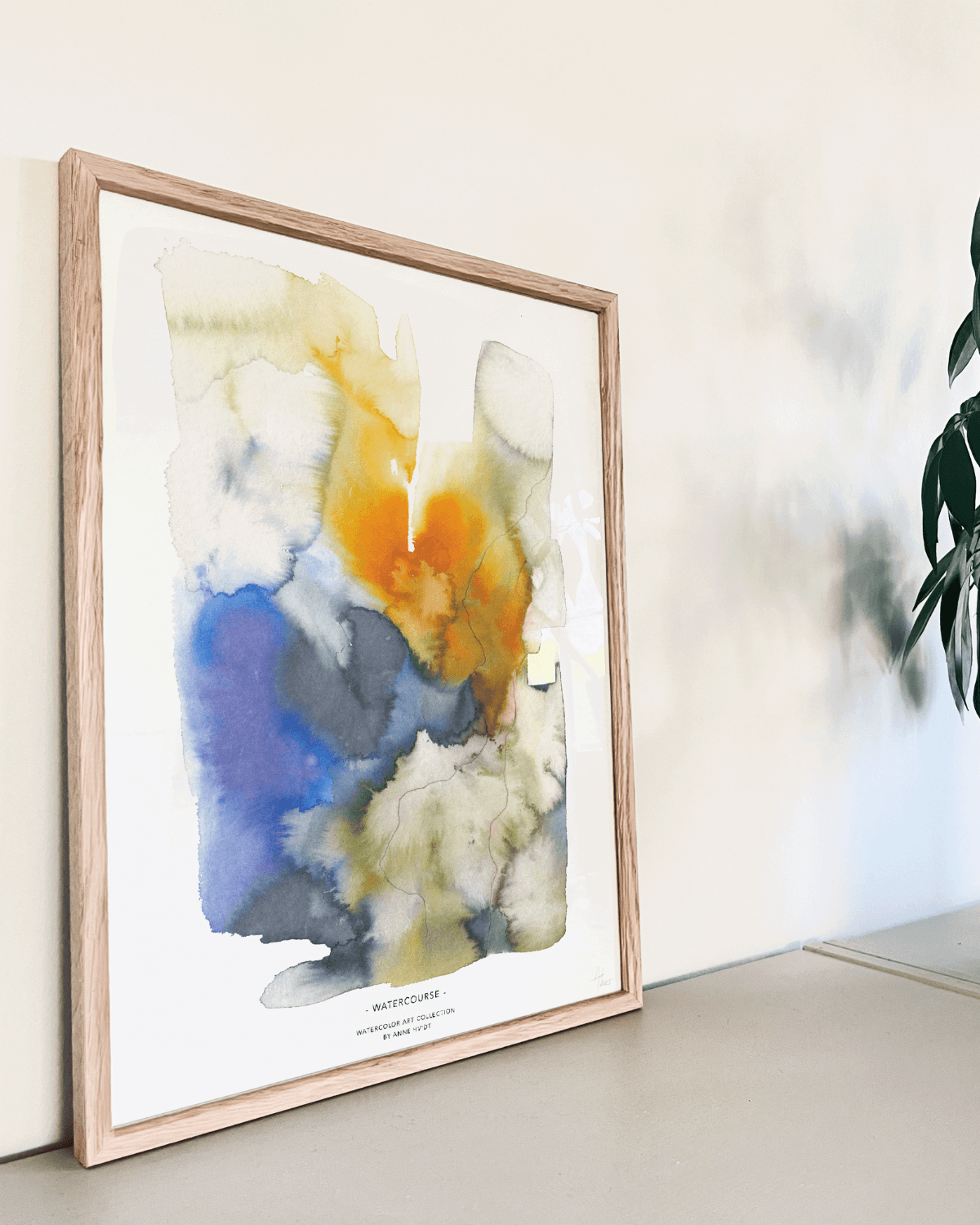 plakat i størrelse 30x40 cm i abstrakte flydende former i blålige og orange toner, indrammet i egetræsramme.