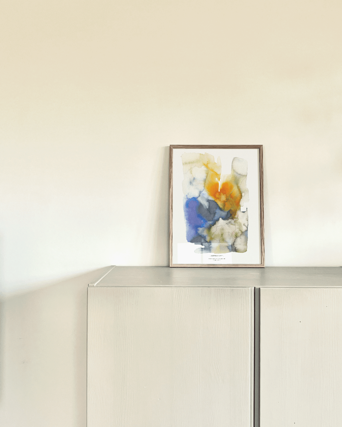 Kunstplakat i blå og orange  farver fra Anne Hvidt i minimalistisk hjem 