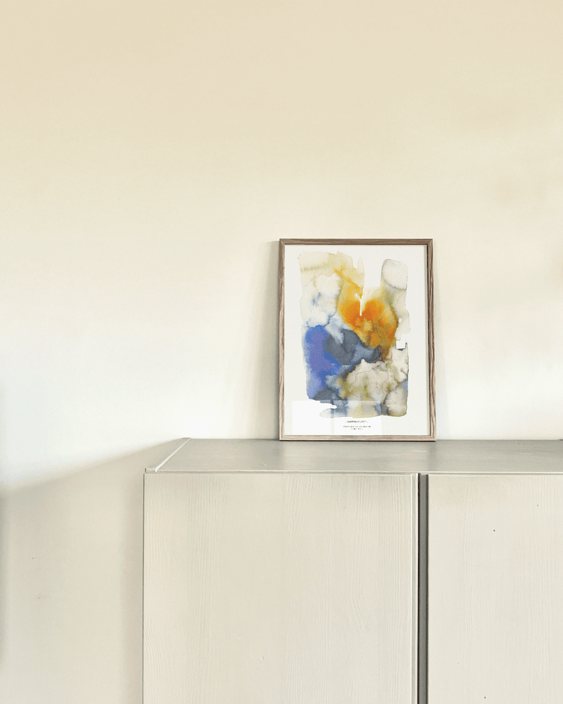 Kunstplakat i blå og orange  farver fra Anne Hvidt i minimalistisk hjem 