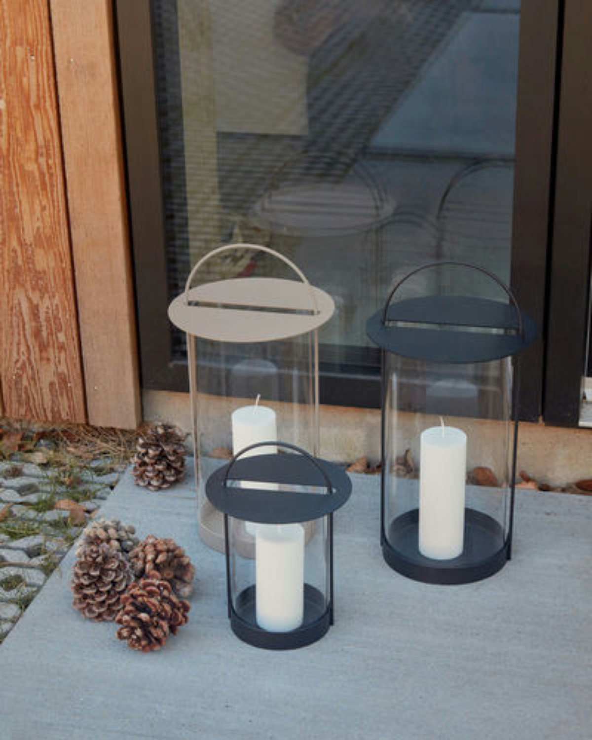 Lanterne Maki sort stor model, dekorativt lys til terrasse og stue