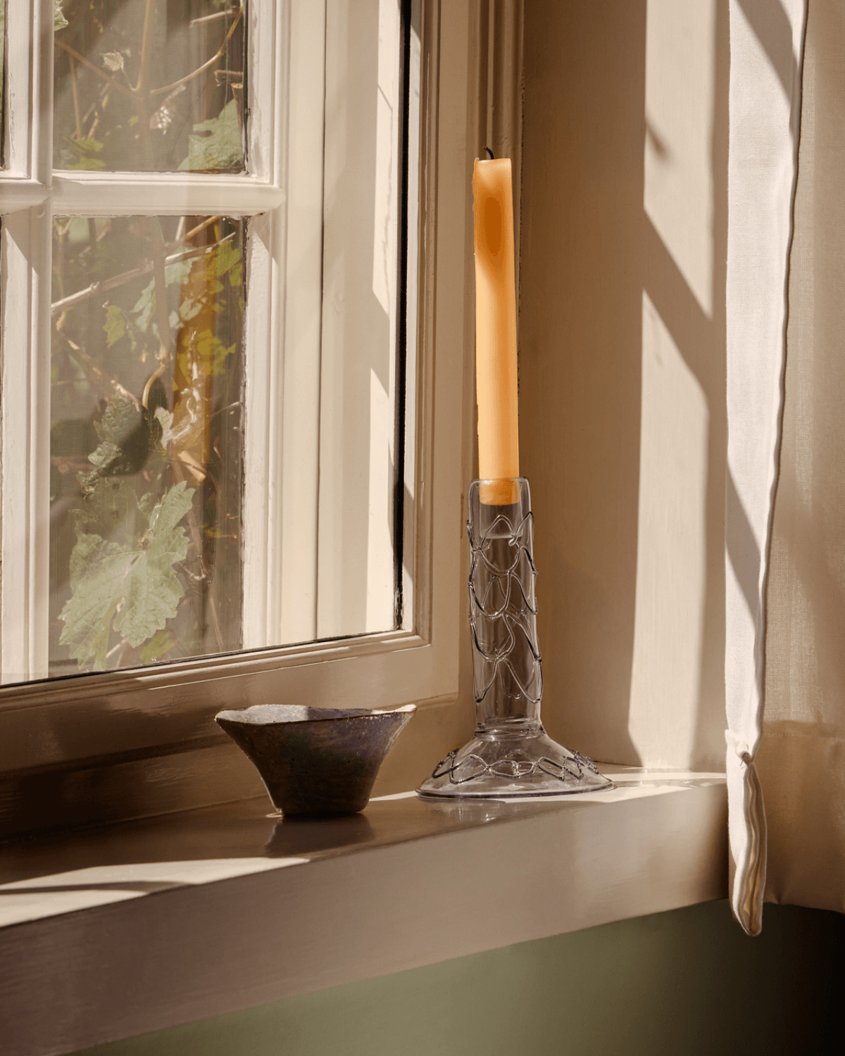 Blå lysestage i glas med bølgende design fra Hübsch