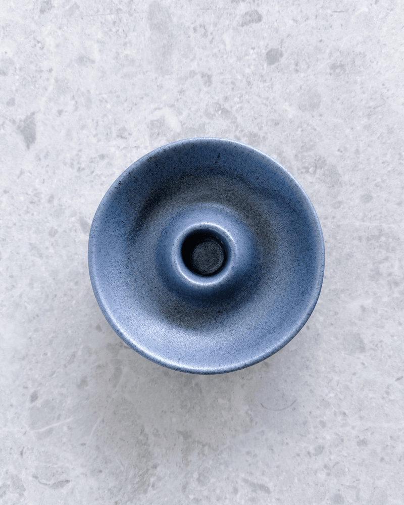 Håndlavet keramik lysestage fra May Studio i farven Blueberry