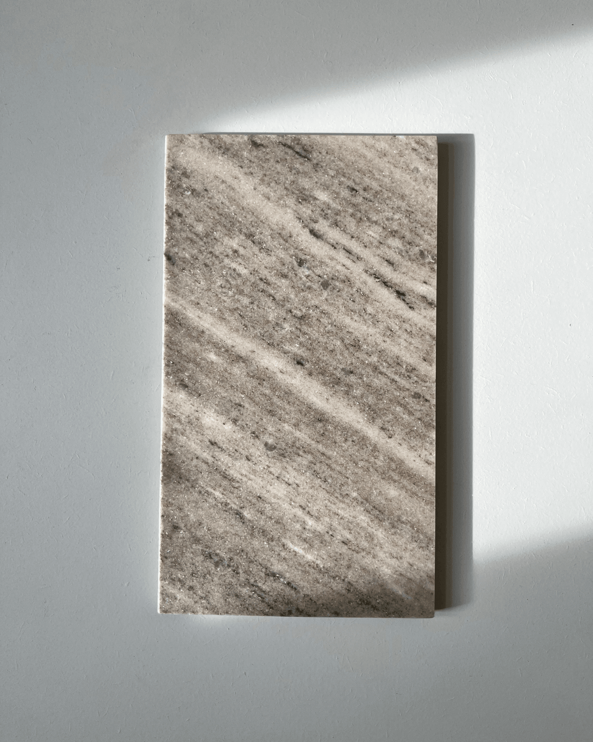 marmorbakke fra Humdakin med skråt marmormønster i naturfarver.