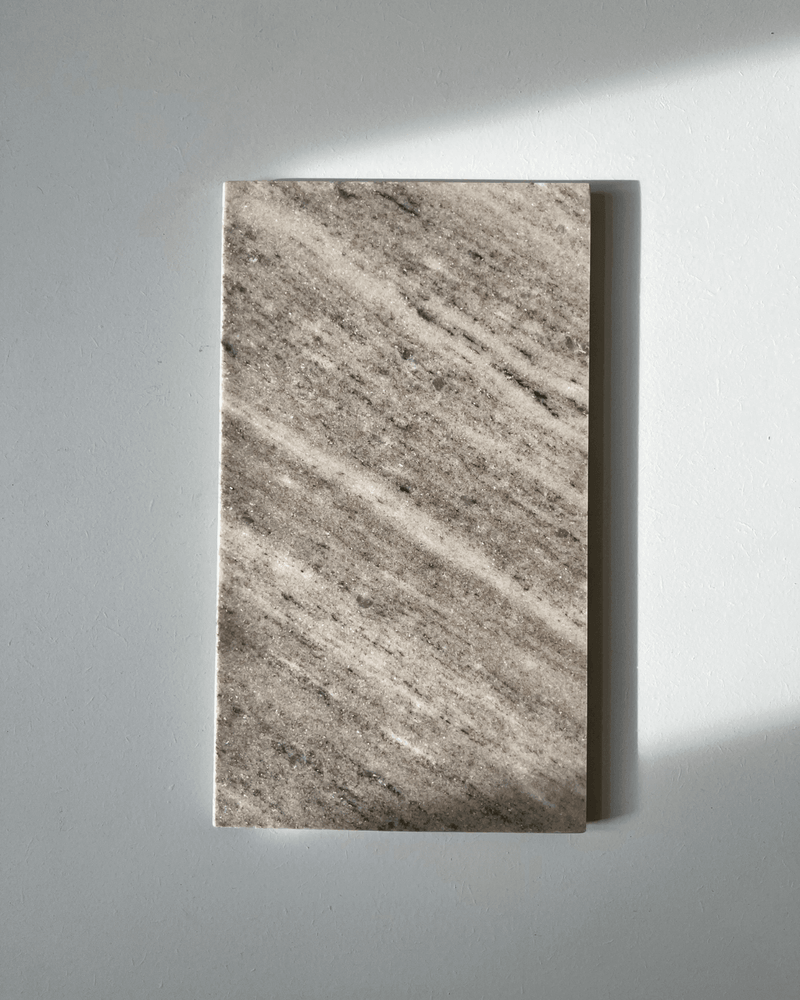 marmorbakke fra Humdakin med skråt marmormønster i naturfarver.