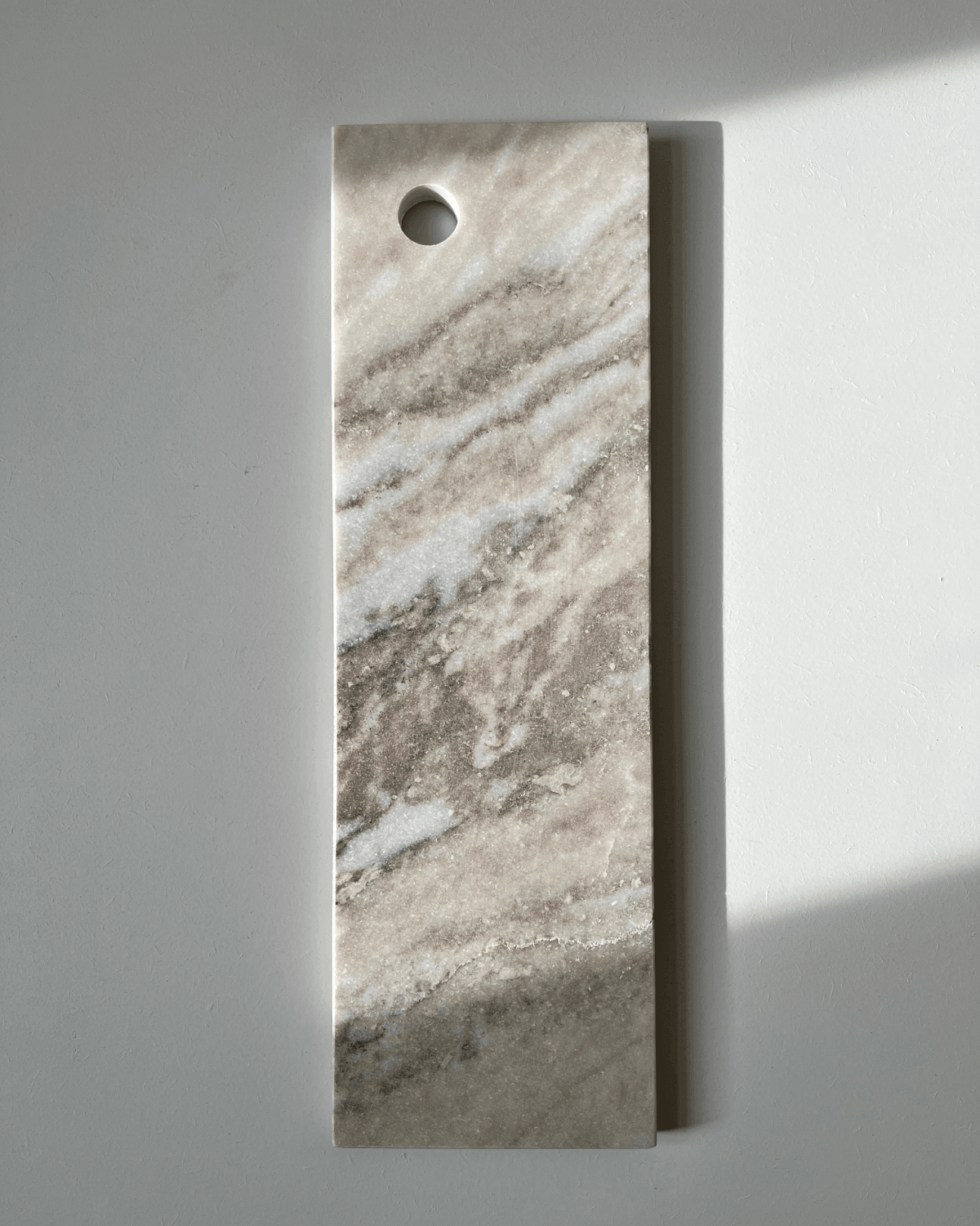 aflang marmorplade med smuk marmorering i brune nuancer fra Humdakin.