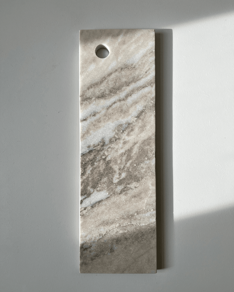 aflang marmorplade med smuk marmorering i brune nuancer fra Humdakin.