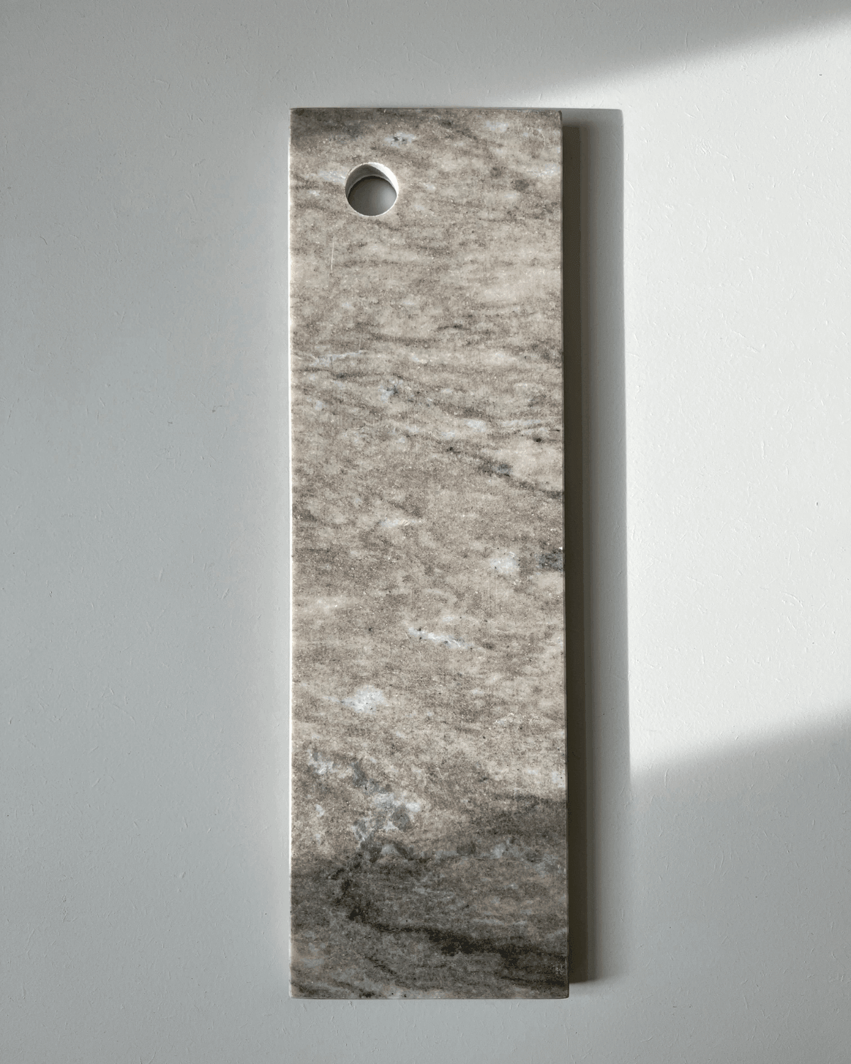 Smuk marmorplade til køkkenet med unikt brun og hvid marmorering fra Humdakin.