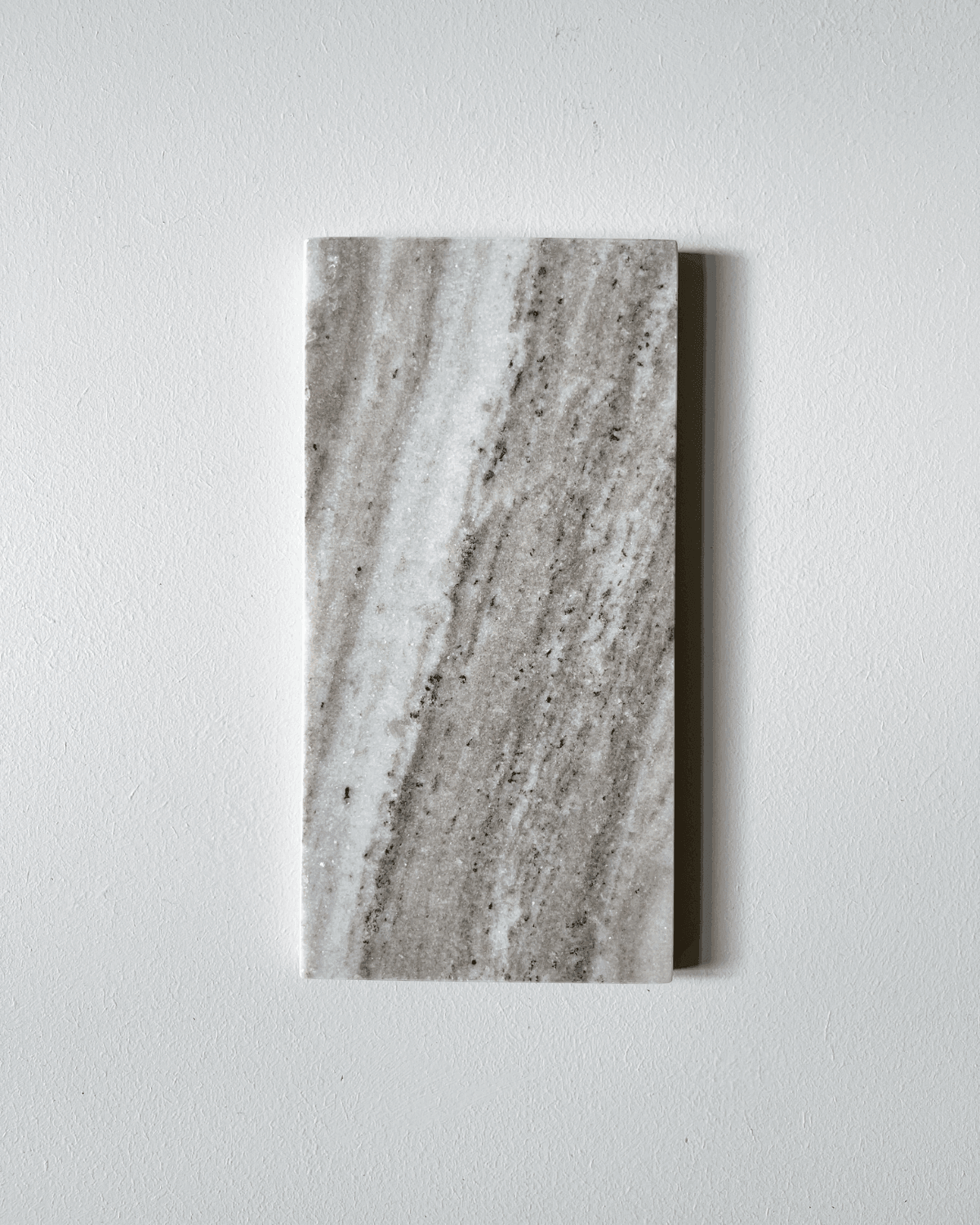 Marmoreret stenplade i hvide og brunlige nuancer fra Humdakin