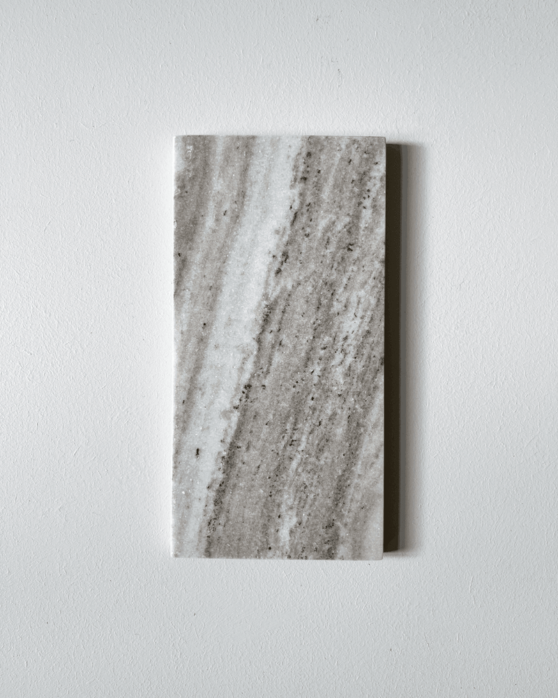 Marmoreret stenplade i hvide og brunlige nuancer fra Humdakin