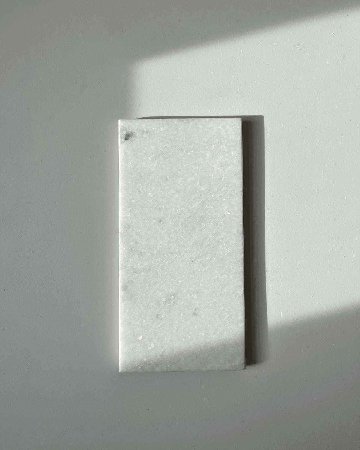 Elegant marmorbakke i hvide nuancer fra Humdakin