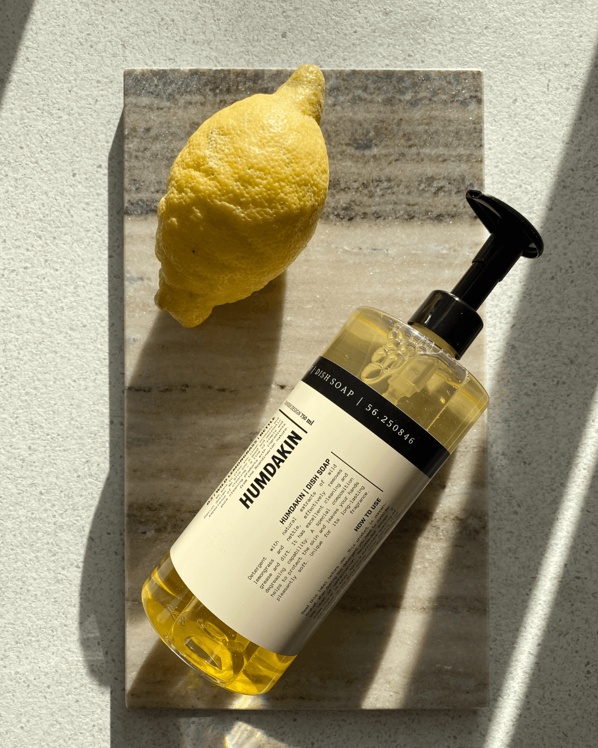 marmorplade i smukke naturfarver til køkkenvasken eller badeværelset. Bakke i sten fra Humdakin