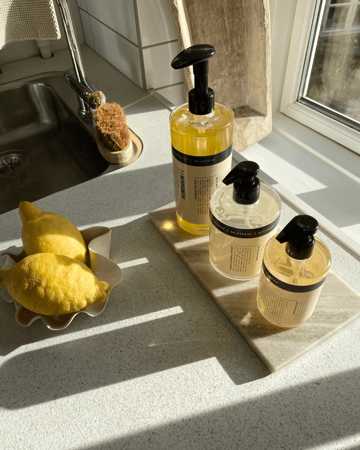 Smuk marmorplade i køkken til sæber eller olier i køkkenet. beige stenbakke fra Humdakin