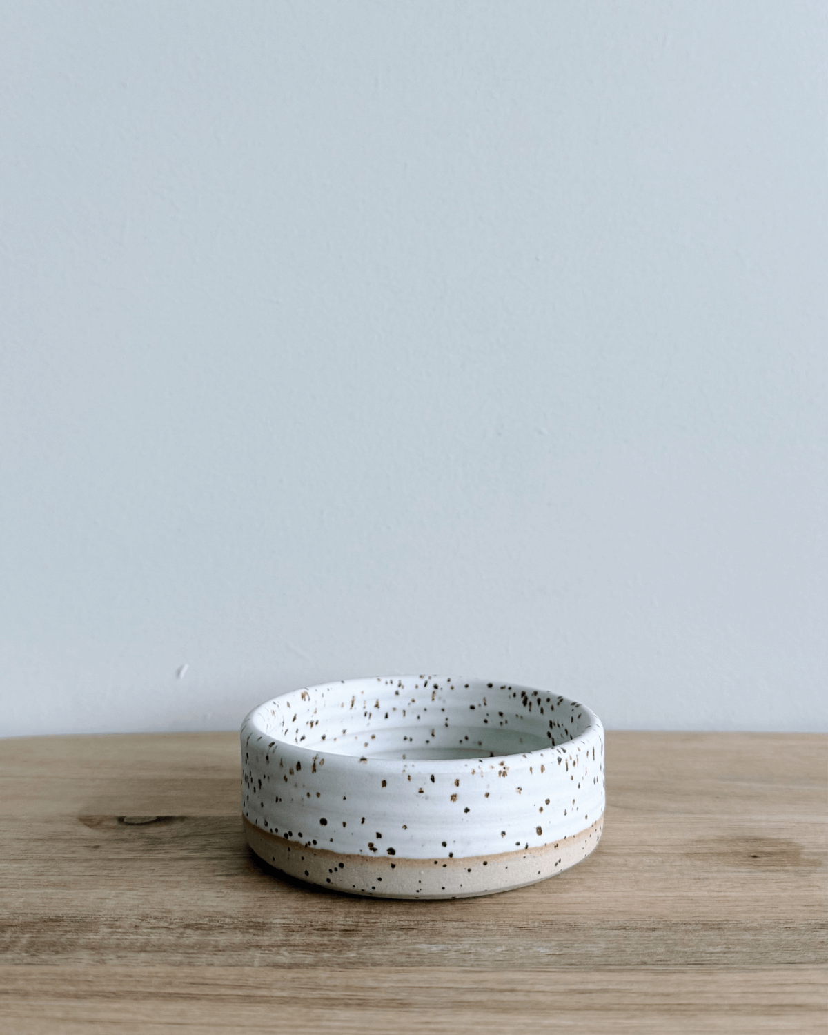 Miniskål, håndlavet keramik, hvid med pletter, émber keramik