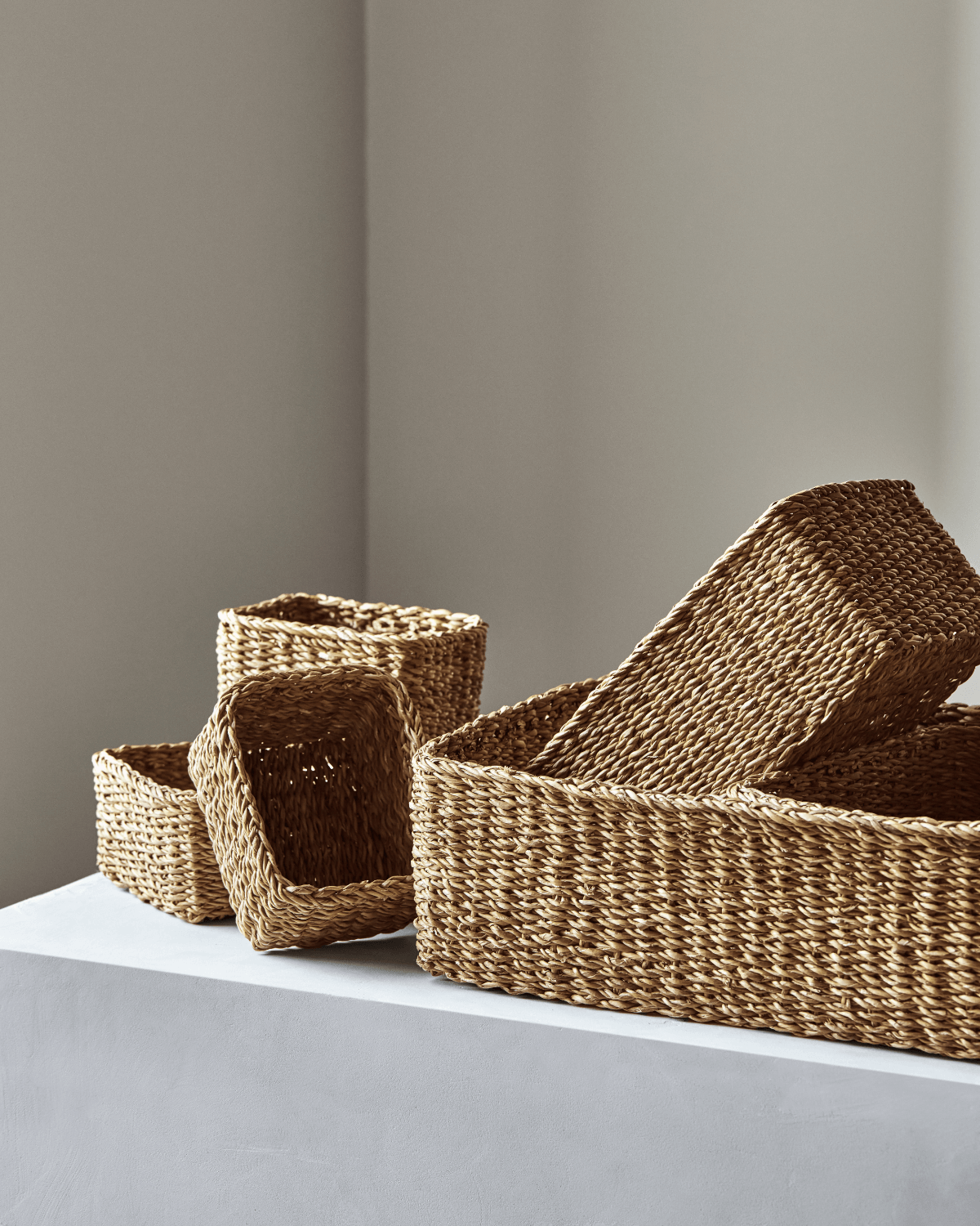Kurvesæt i naturmateriale til skuffer og hylder