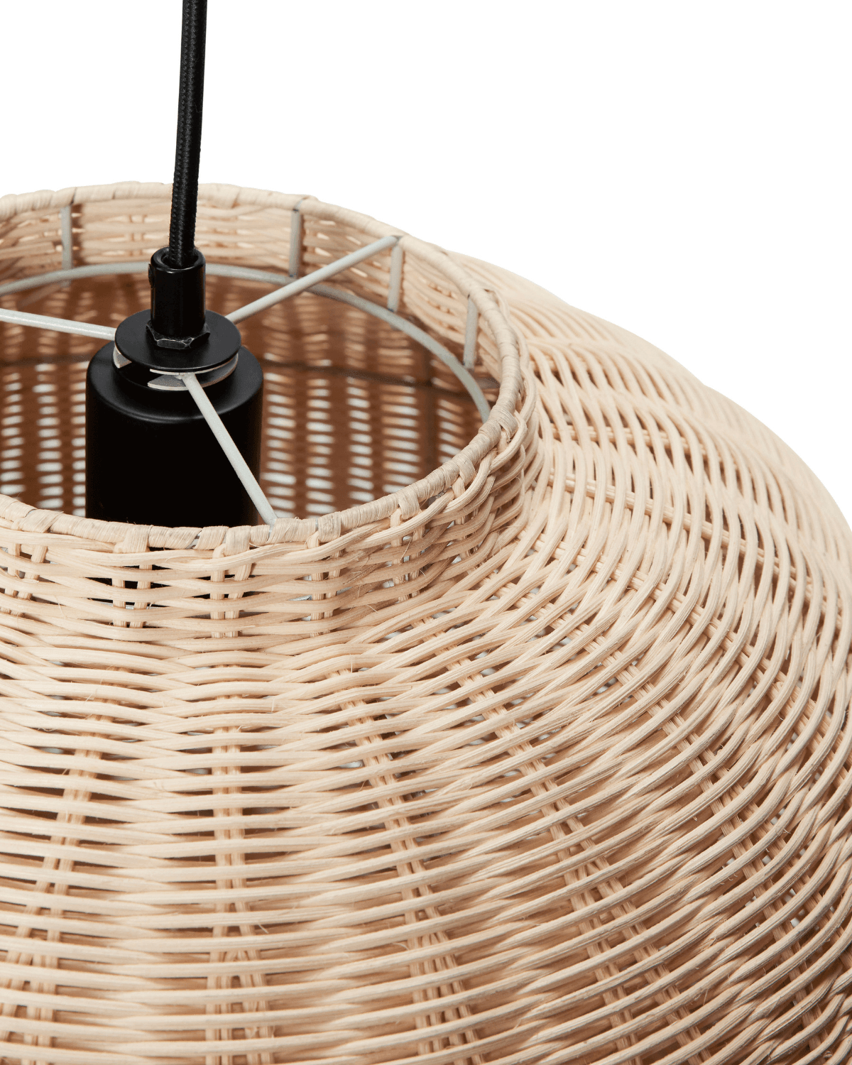 Dekorativ rattan pendel med ellipseform og sort ledning fra Hübsch