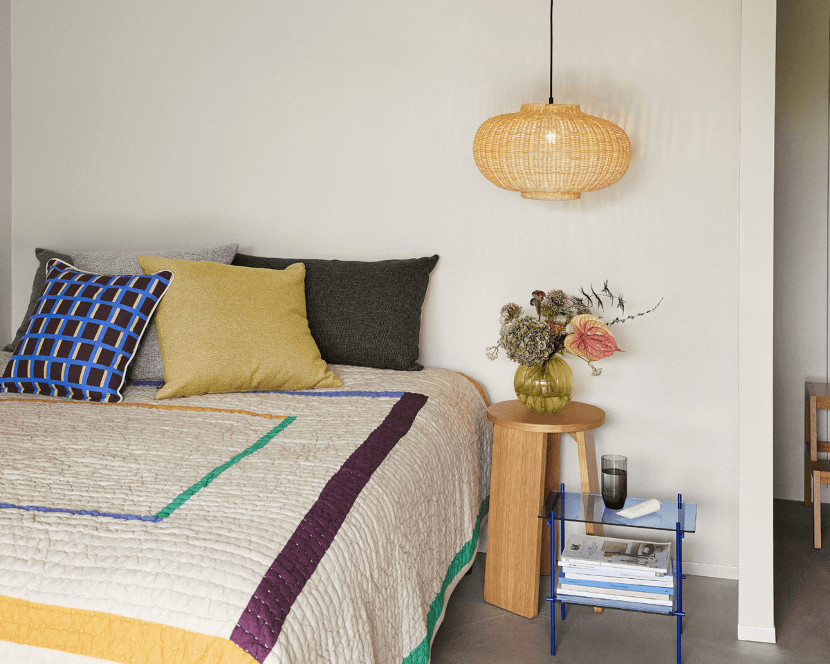Naturfarvet pendellampe i rattan fra Hübsch med let og boheme inspireret look