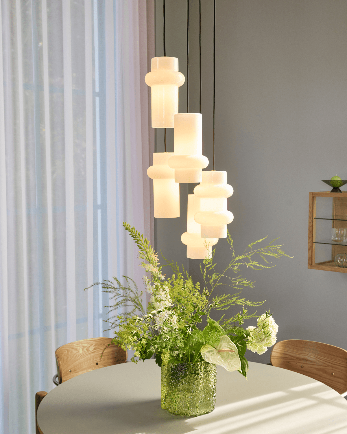 Hvid pendellampe fra Hübsch med opalglas, retroinspireret form og sort stofledning