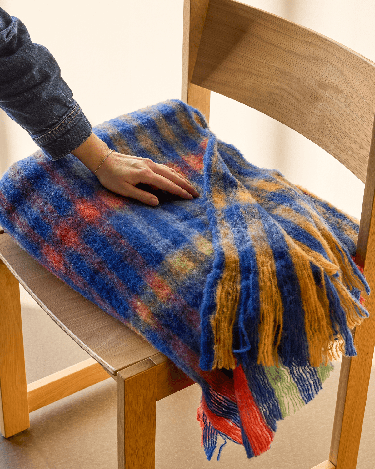 Plaid i uld nylon og akryl i blå orange og røde farver fra Hübsch