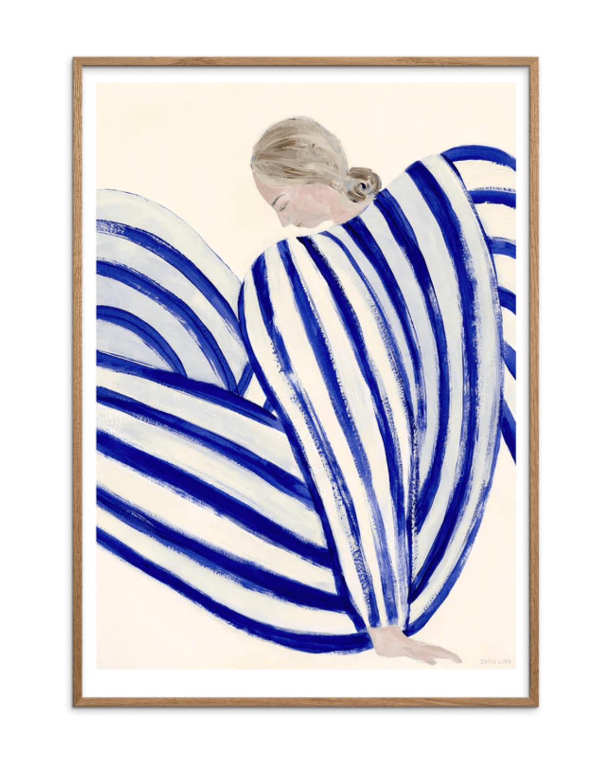 Kunsttryk af Sofia Linds Strip at concorde med udsnit af kvinde med lyst hår i blå- og hvidstribet tøj. Indrammet i  egetræsramme.