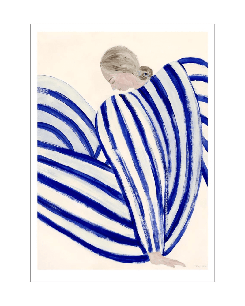 kunsttryk af en hvilende person i blåstribet kjole, set i profil mod en lys hvid baggrund, malet med tydlige penselsstrøg af Sofia Lind. 