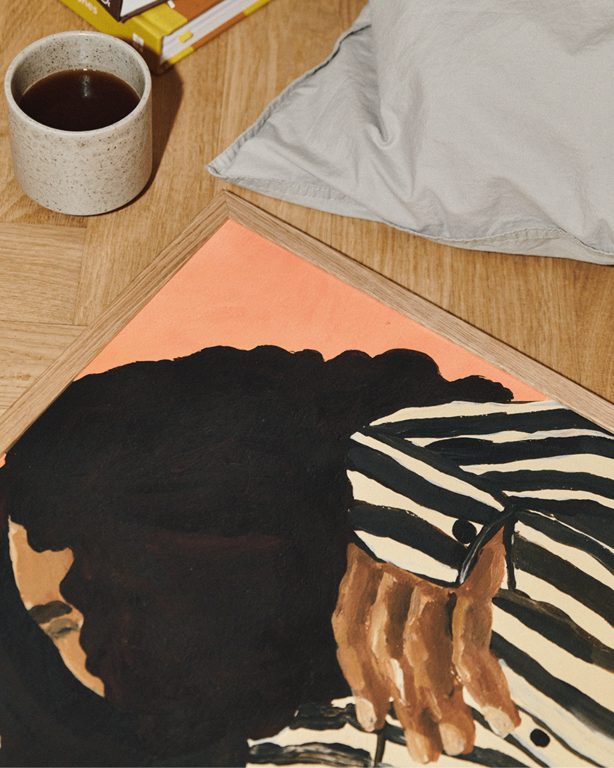 Close up af kunsttrykket Serene Stripes ved siden af en kop kaffe. 