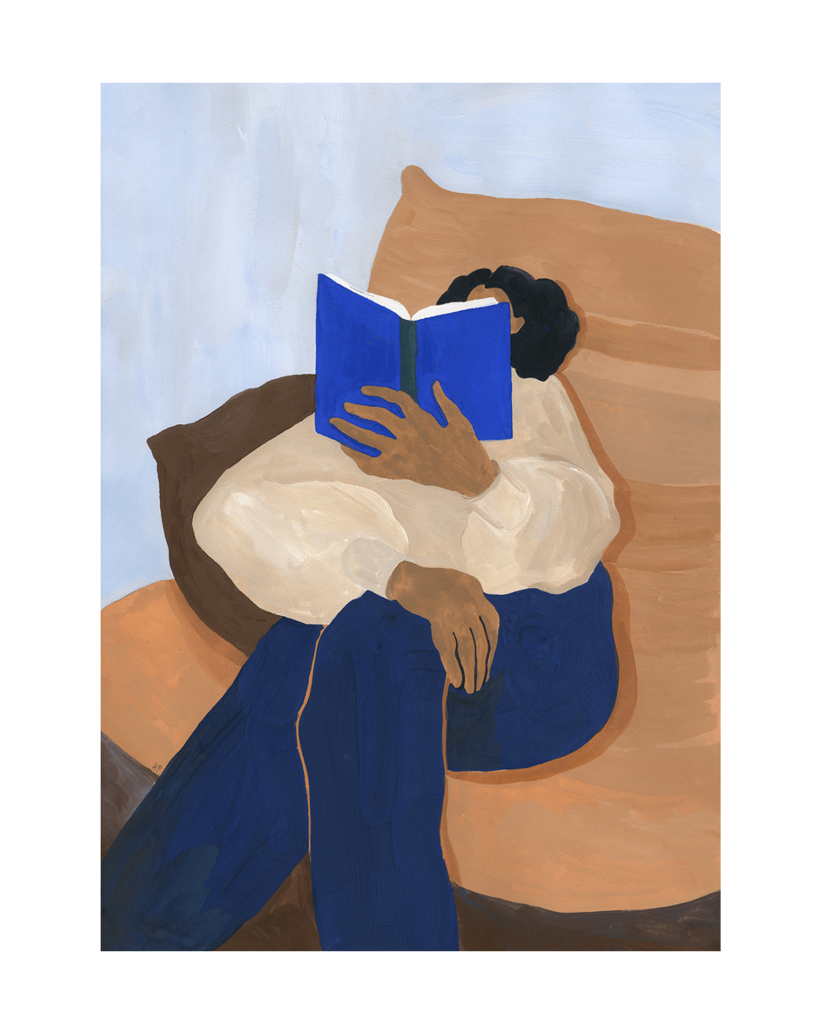 Malerisk motiv af en kvinde i blå bukser og  skjorte der sidder afslappet og læser i en ultra marine blå bog. 