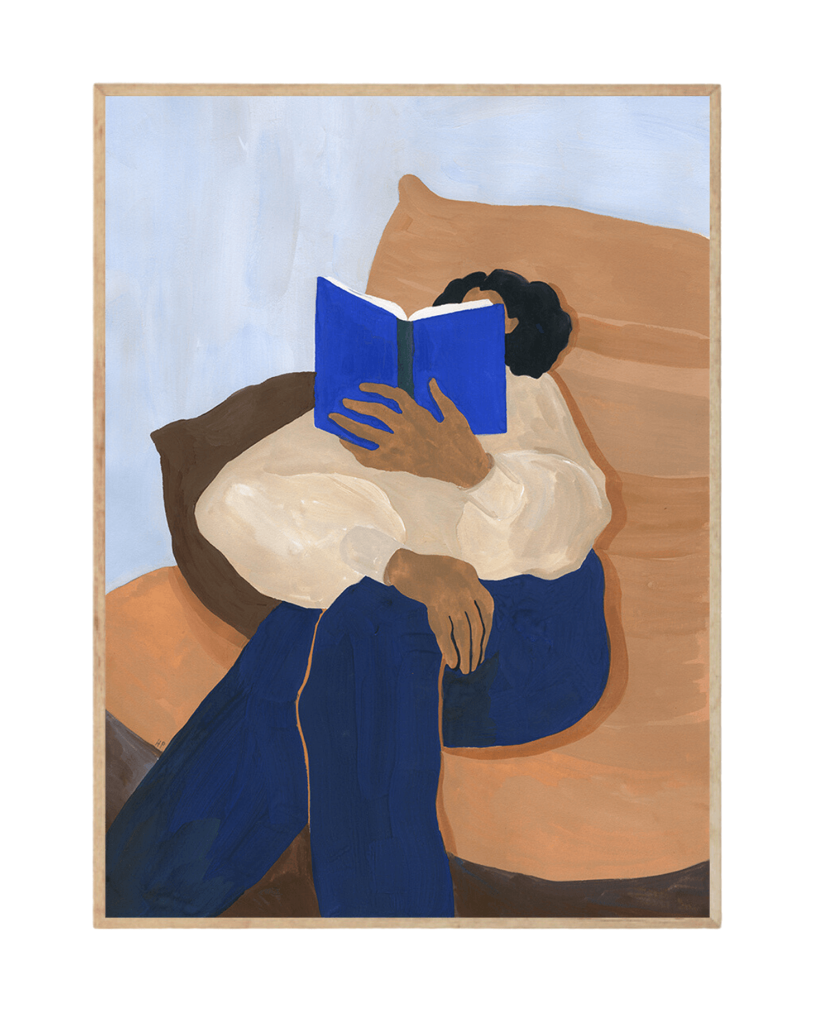 Indrammet kunsttryk med kvinde der læser i en marineblå bog. Illustrationen er malet i smukke blå og brændte nuancer af Hanna Peterson.