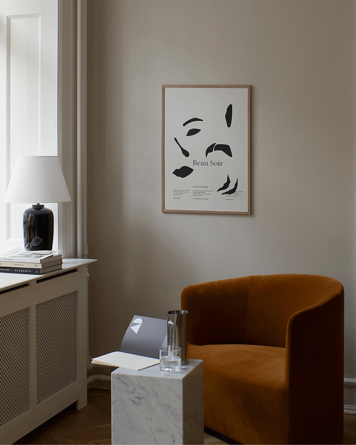 Plakat af Lucrecia Rey Caro fra The Poster Club hænger på sandfarvede væg i smukt minimalistisk hjem. 