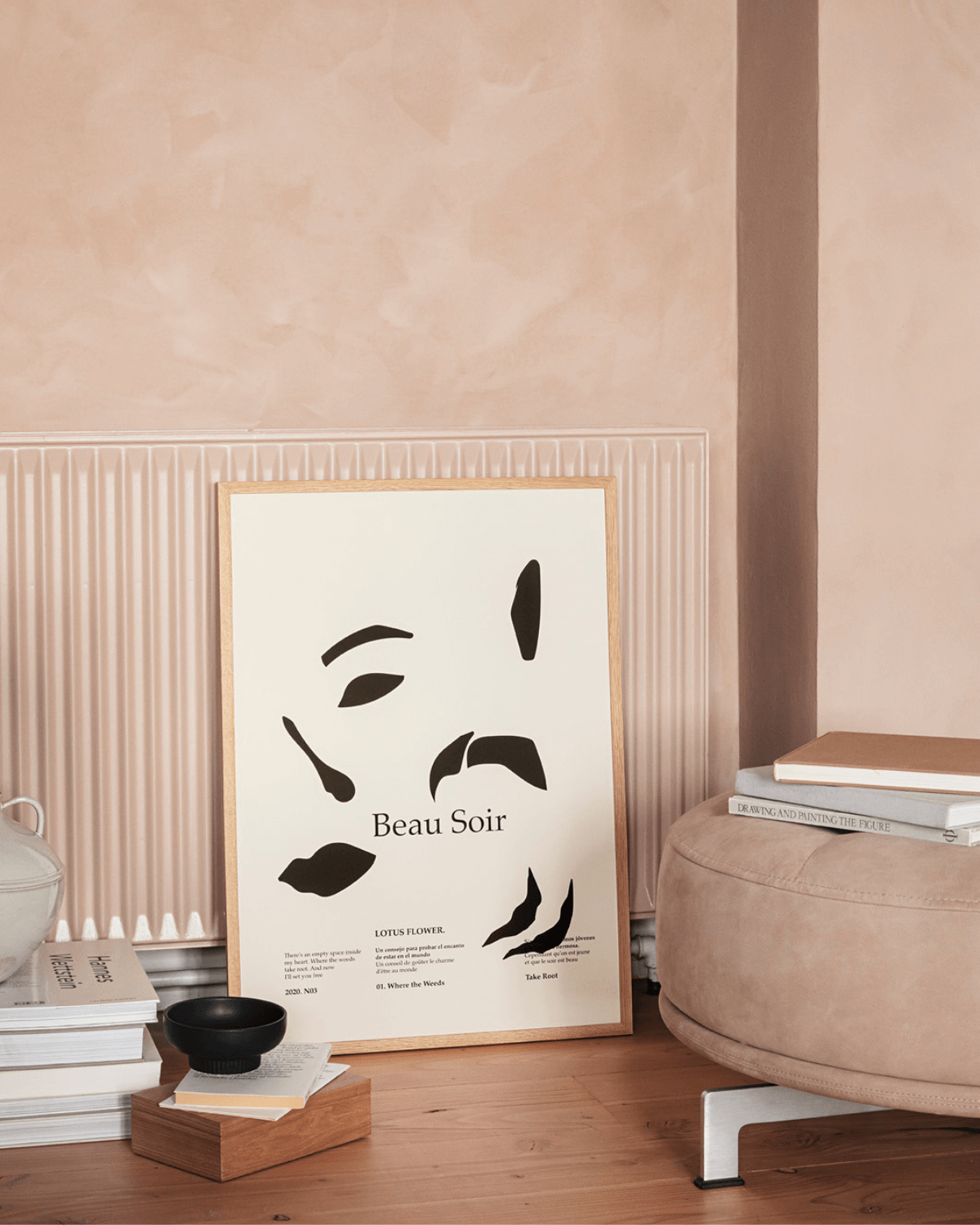 Kunsttryk fra The Poster club med enkelt motiv af kvinde ansigt af Lucrecia Rey Caro. Indrammet i træramme placeret i rosa og bløde omgivelser. 