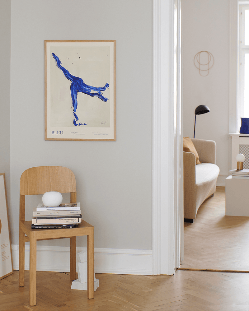 Indrammet kunsttryk med blåt abstrakt motiv af tydlige penselstrøg fra the poster club, ophængt på grå væg i skandinavisk hjem. 