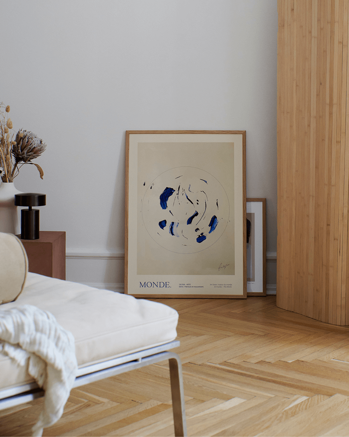 Kunsttrykke Le monde fra the poster club i ramme, hvilende op ad væg i smukt stilfuldt hjem. 